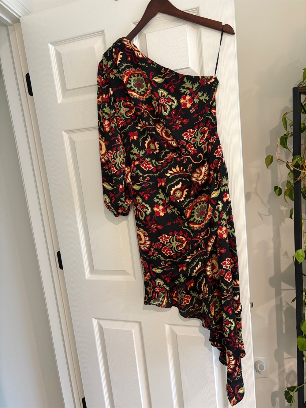 Elliatt Black One-Shoulder Floral Asymmetrical Dress